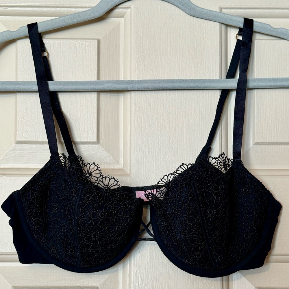 VICTORIAS SECRET Very Sexy Bra - Brand New - Never Worn